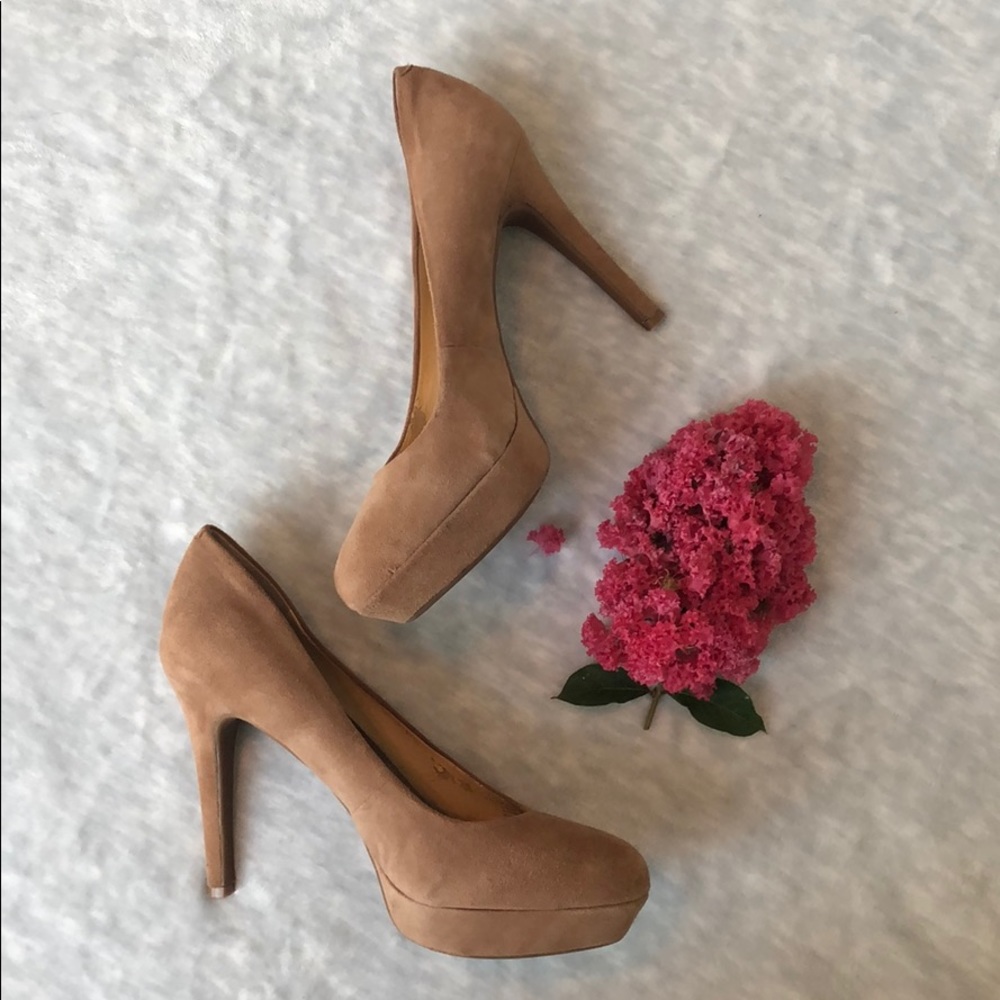 🎉HP Gianni Bini Tan Suede Heels